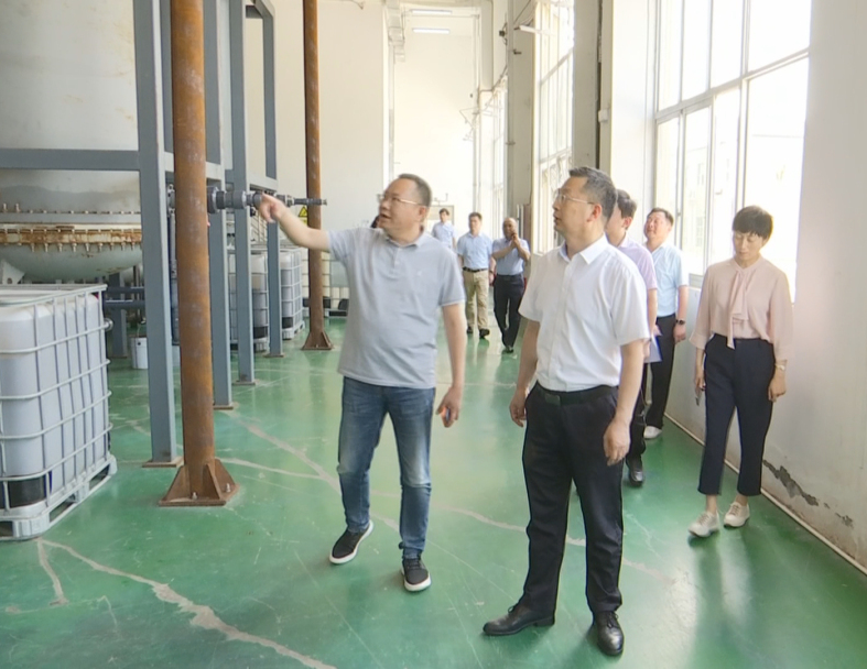 在陪同過程中，市、區(qū)領(lǐng)導(dǎo)了解到了古特生物從成立公司研發(fā)生物合成技術(shù)到現(xiàn)在擁有三座生產(chǎn)基地這十二年來的的發(fā)展歷程，CEO秦永發(fā)對(duì)古特生物的生產(chǎn)現(xiàn)狀及未來發(fā)展規(guī)劃也作了詳細(xì)說明。