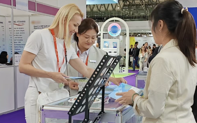 展會現(xiàn)場為客戶介紹公司產(chǎn)品